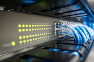 gallery/comutador-de-rede-e-cabos-ethernet-conectados_51126-59